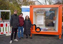 Von links: Museumsleiter Dr. Steffen Wiegmann, Bernd Munderloh und Amtsleiterin Christiane Cordes vor dem SMO-Container. Foto: Stadtmuseum Oldenburg