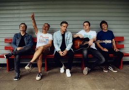 Die Band Terry Hoax sitzend auf einer Bank. Bild: Terry Hoax