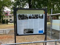 An die Geschichte der Rennplatzsiedlung, die Wurzeln in der Lettischen Kolonie und das Engagement des damaligen Pastors Paulis Urdze erinnert eine Infotafel am Kulturzentrum Rennplatz. Foto: Stadt Oldenburg An die Geschichte der Rennplatzsiedlung, die Wurzeln in der Lettischen Kolonie und das Engagement des damaligen Pastors Paulis Urdze erinnert eine Infotafel am Kulturzentrum Rennplatz. Foto: Stadt Oldenburg
