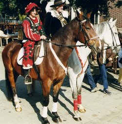 Grafen- und Knappendarsteller mit ihren Pferden auf dem Kramermarkt. Foto: Stadt Oldenburg