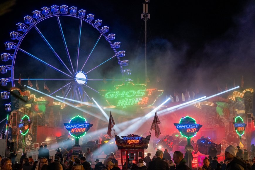 Ghost Rider und Riesenrad auf dem Kramermarkt 2025. Foto: Sascha Stüber