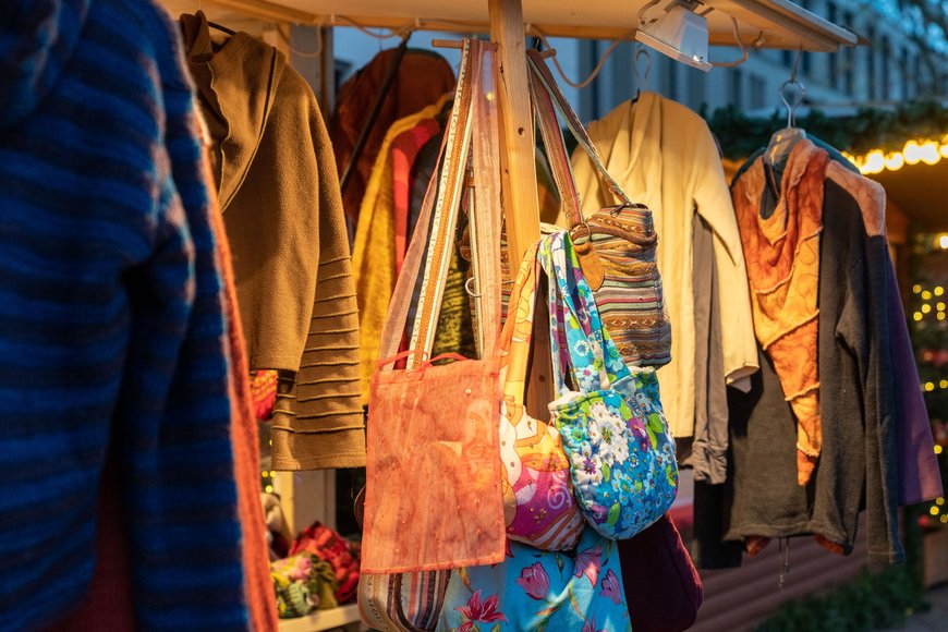 Ein Stand mit Bekleidung auf dem Lamberti-Markt 2022. Foto: Sascha Stüber
