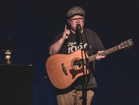 Kai-Olaf mit Gitarre auf der Bühne. Foto: Alina Ahrens