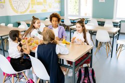 Kinder mit gesundem Essen an einem Tisch. Foto: Yan Krukau/Pexels