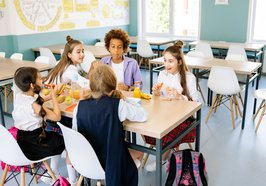 Kinder mit gesundem Essen an einem Tisch. Foto: Yan Krukau/Pexels