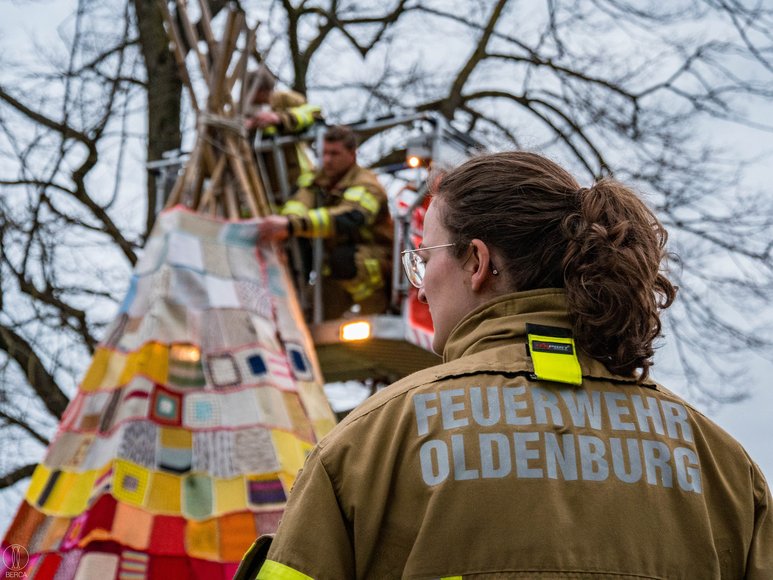 Feuerwehrfrau am Tipi. Foto: David Bernhardt