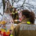 Vorschau: Feuerwehrfrau am Tipi. Foto: David Bernhardt
