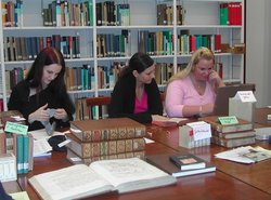 Schülerinnen bei der Recherche. Landesbibliothek Oldenburg