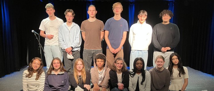 Die Schülerinnen und Schüler des Schreibprojektes auf der Bühne des Wilhelm13. Foto: Literaturhaus Oldenburg
