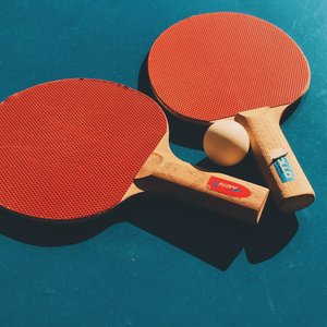 Zwei Tischtennisschläger und ein Ball. Foto: Martina Martinez/Pexels Zwei Tischtennisschläger und ein Ball. Foto: Martina Martinez/Pexels