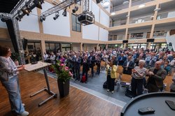 Besondere Anerkennung: Dagmar Sachse (auf der Bühne) wurde mit stehenden Ovationen verabschiedet. Foto: Sascha Stüber