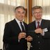 Vorschau: Gilles Bourdouleix und Gerd Schwandner mit Jubiläumsplakette. Foto: Etienne Lizambard