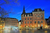 Blaue Stunde ‑ Abendstimmungen in der Oldenburger City. Das Rathaus. Foto: Hans-Jürgen Zietz