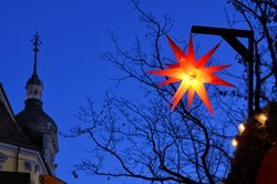 Ein heller Stern vor dem Oldenburger Schloss.Foto: Hans-Jürgen Zietz
