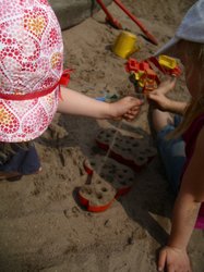 Kinder spielen im Sand. Foto: Stadt Oldenburg