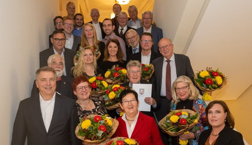 Oberbürgermeister Jürgen Krogmann und die ausgeschiedenen Ratsmitglieder, die mit dem Großen Lambertussiegel geehrt wurden. Foto: Sascha Stüber