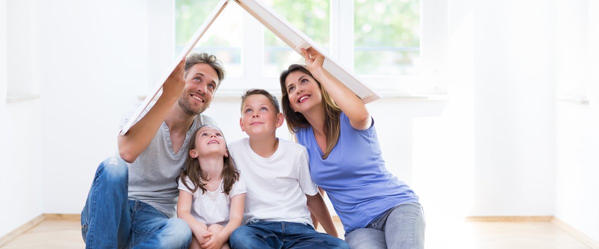 Familie sitzt in einem Zimmer. Foto: drubig-photo/Fotolia
