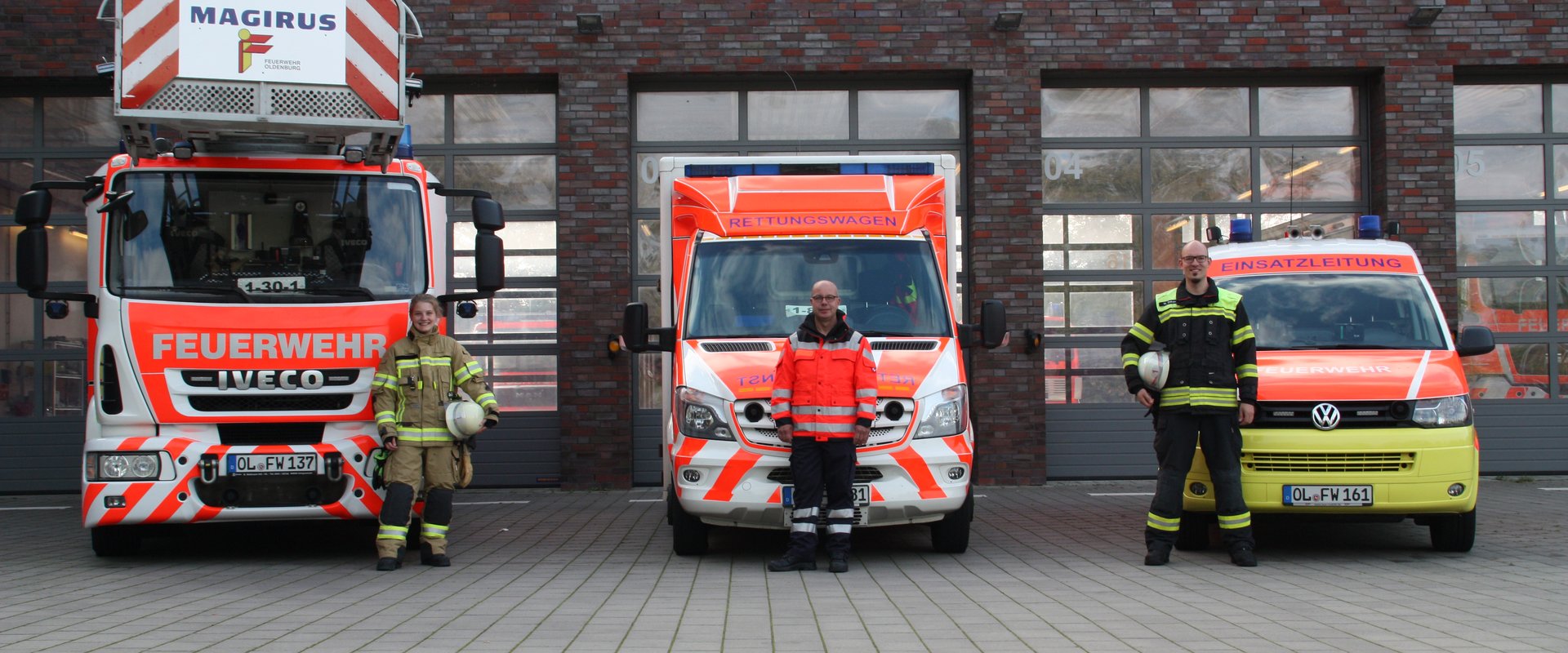 Mitarbeitende des Feuerwehr- und Rettungsdiensts vor Einsatzfahrzeugen. Foto: Stadt Oldenburg