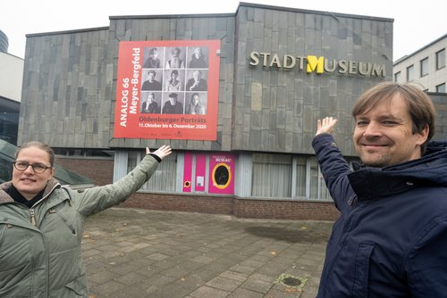 Freuen sich über das neue «M» im Schriftzug „Stadtmuseum“: Sammlungsleiterin Franziska Boegehold-Gude und Museumsleiter Dr. Steffen Wiegmann. Foto: Sascha Stüber