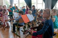 Kinder aus der Orchesterklasse der Grundschule Haarentor beim Tag der offenen Tür der Musikschule, Foto: Peter Duddek