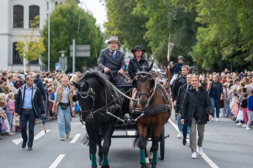 Gerold Claußen mit der Oldenburg Kutsche beim Kramermarktsumzug. Foto: Sascha Stüber