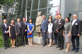 Chinesische Delegation bei der Enthüllung der Terrakottastatue „General Yuan“. Foto: Stadt Oldenburg