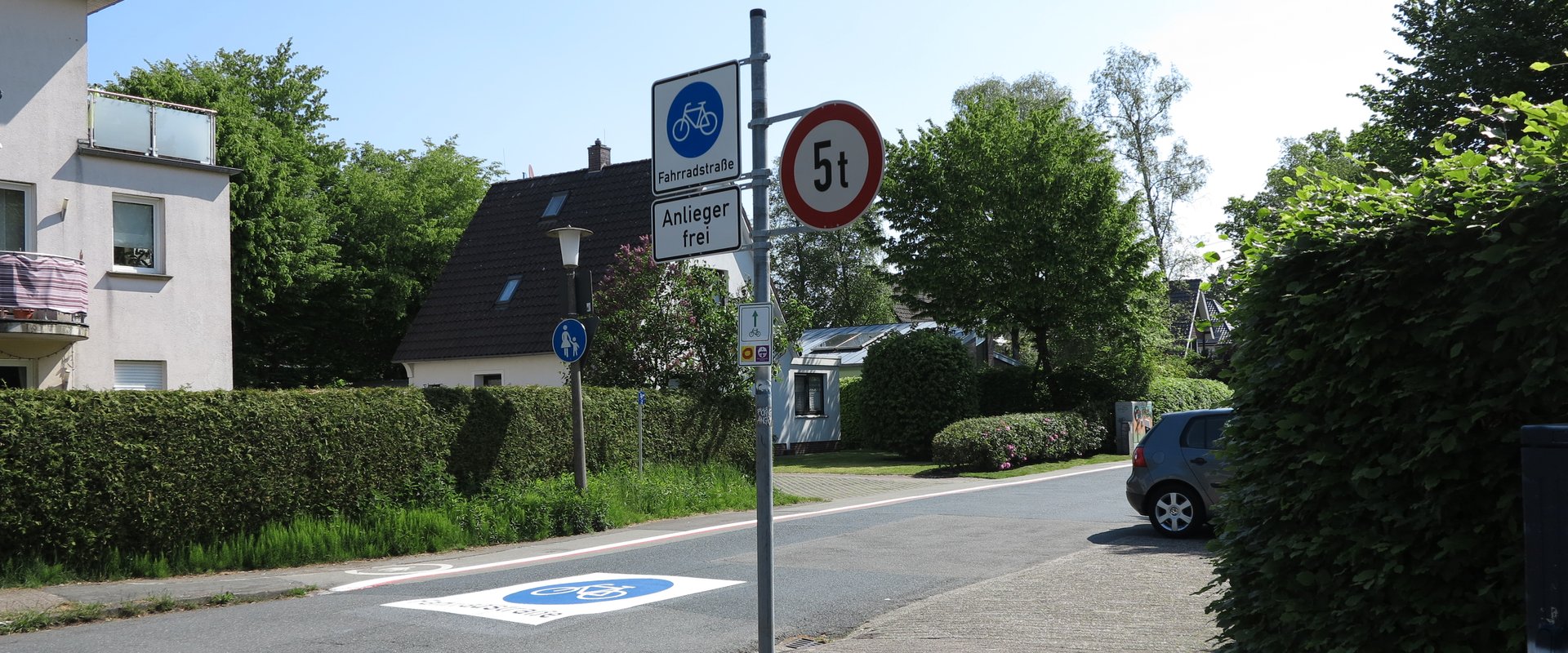 Fahrradstraße Quellenweg mit Gestaltungselementen, wie Beschilderung und Markierungen