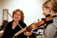 Szene aus dem Geigenunterricht. Foto: Landesverband niedersächsischer Musikschulen Szene aus dem Geigenunterricht. Foto: Landesverband niedersächsischer Musikschulen