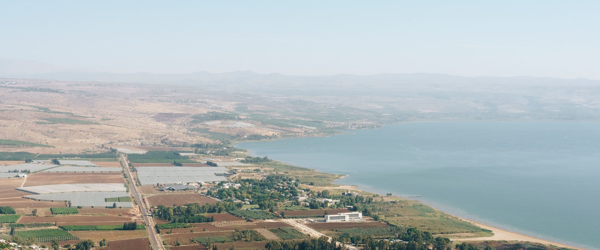 Luftaufnahme von landwirtschaftlichen Flächen und See in Israels Norden. Foto: Haley Black / Pexels