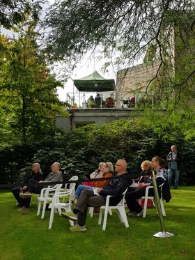 Der gemeinsame Musikgenuss verband die Gäste der Tagespflege (oben) mit dem Laufpublikum in den Wallanlagen. Foto: Stadt Oldenburg