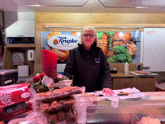Beim Stand von Geflügel Krupke mit Martine Augustin wird viel Geflügel für das heimische Weihnachtsessen angeboten. Foto: Stadt Oldenburg Foto: Stadt Oldenburg