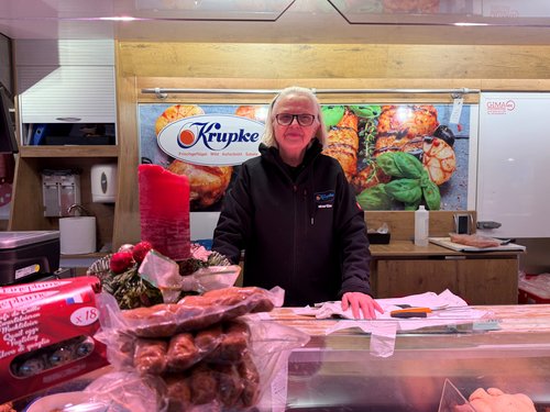 Beim Stand von Geflügel Krupke mit Martine Augustin wird viel Geflügel für das heimische Weihnachtsessen angeboten. Foto: Stadt Oldenburg Foto: Stadt Oldenburg