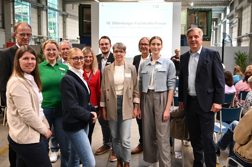 Die Organisatorinnen und Organisatoren sowie Referenten des 10. Oldenburger Fachkräfte-Forums mit Oberbürgermeister Jürgen Krogmann (ganz rechts). Foto: Jörg Hemmen