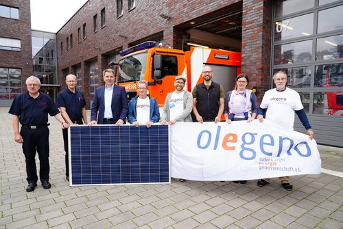 Strom aus Sonne wird  ab sofort auf dem Dach der Feuerwache in Oldenburg erzeugt. Die genossenschaftliche Solaranlage wurde heute eingeweiht.  Axel Steinbrenner, Michael  Bremer (Feuerwehr Oldenburg), Oberbürgermeister Jürgen Krogmann, Reinhard Vöhringer, Sebastian Specht, Wilko Onken, Stefanie Coors, Joachim Gabriel (alle Olegeno). Foto: Sascha Stüber