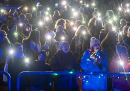 Das Stadionsingen versetzte die Teilnehmenden in weihnachtliche Stimmung. Foto: Sascha Stüber