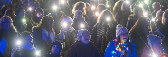 Das Stadionsingen versetzte die Teilnehmenden in weihnachtliche Stimmung. Foto: Sascha Stüber