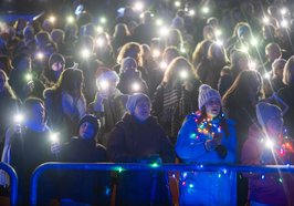 Das Stadionsingen versetzte die Teilnehmenden in weihnachtliche Stimmung. Foto: Sascha Stüber