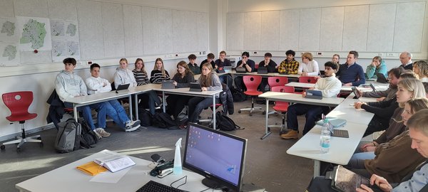 Teilnehmende am Format ISEK im Gespräch - Jugendliche