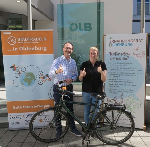 Holger Sandker, stellvertretender Vorstandsvorsitzender der OLB-Stiftung, und Judith Busch, Vorstandsmitglied ProZept e.V., freuen sich auf viele Kilometer für das Erreichen des fünften Etappenziels. Foto: Stadt Oldenburg
