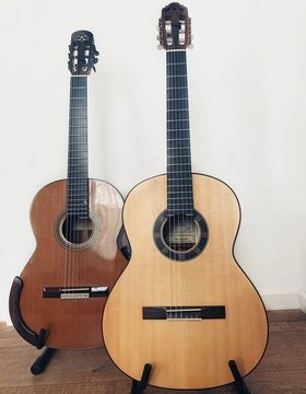 Zwei Gitarren sind vor einer Wand abgestellt. Foto: Stadt Oldenburg