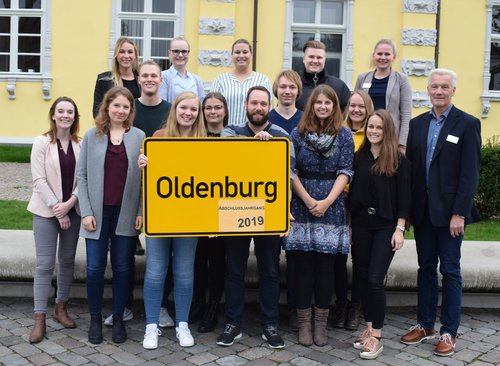 Der Abschlussjahrgang 2019 der Stadtverwaltung feierte im Schlossatelier. Foto: Stadt Oldenburg.