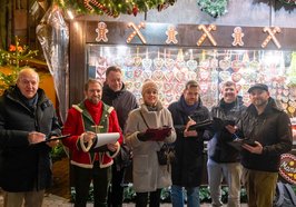 Foto der Jury zur Ehrung der schönsten Hütte: Michael Lorenz (Amtsleiter Bürger- und Ordnungsamt), Robért Hempen (Vorsitzender Oldenburger Schaustellerverband), Dr. Ralph Hennings (Pastor der St. Lamberti-Kirche), Stadtkämmerin Dr. Julia Figura, Marktmeister Dennis Ostendorf, Christian Aster (Fachdienstleiter Sicherheit und Ordnung) und Wolfgang Alexander Meyer (NWZ). Foto: Sascha Stüber