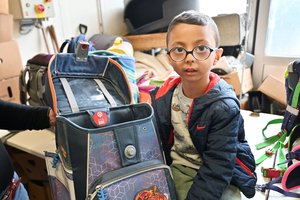 Mohamed hat sich im Oldenburger Verschenkmarkt einen tollen Schulranzen ausgesucht. Foto: Bernhard Weber
