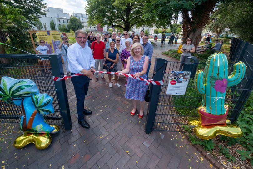 Start für Bewegung, Spiel und Spaß in der Innenstadt: Oberbürgermeister Jürgen Krogmann und Bürgermeisterin Petra Averbeck haben die neue Freizeitfläche an der 91er-Straße offiziell eröffnet. Foto: Sascha Stüber