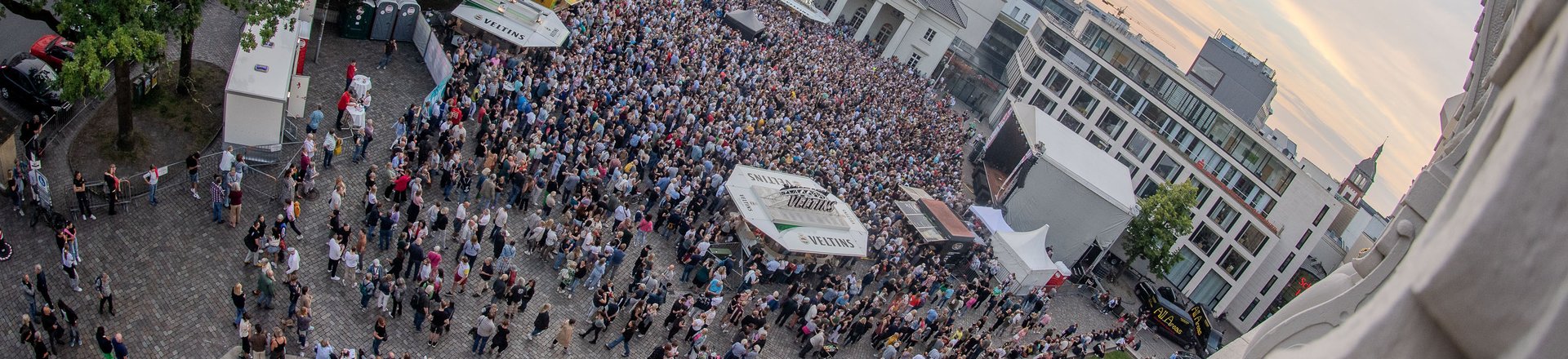 Blick aus dem Schloss auf den Schlossplatz während des Kultursommers. Foto: Sascha Stüber