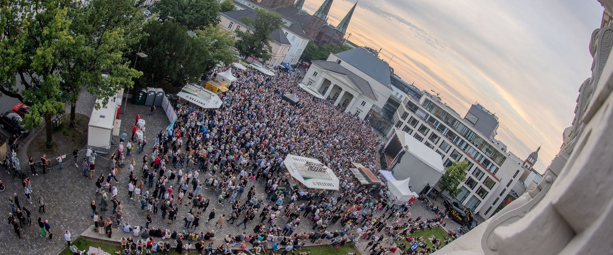 Blick aus dem Schloss auf den Schlossplatz während des Kultursommers. Foto: Sascha Stüber