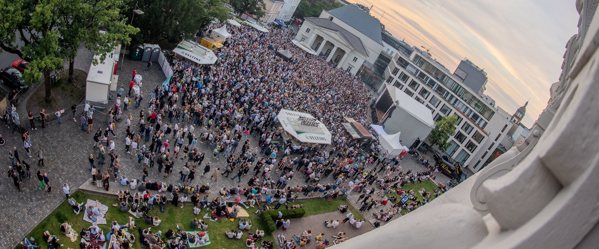 Blick aus dem Schloss auf den Schlossplatz während des Kultursommers. Foto: Sascha Stüber