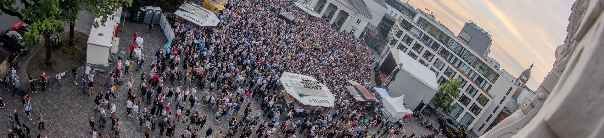 Blick aus dem Schloss auf den Schlossplatz während des Kultursommers. Foto: Sascha Stüber