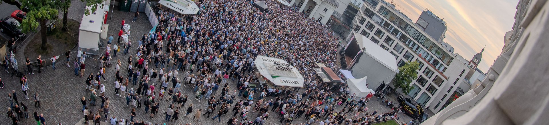 Blick aus dem Schloss auf den Schlossplatz während des Kultursommers. Foto: Sascha Stüber