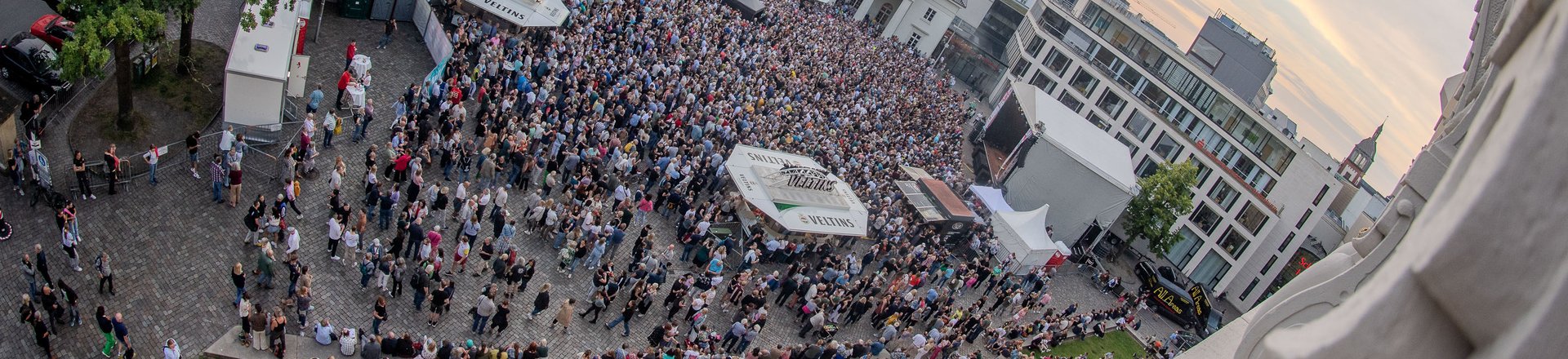 Blick aus dem Schloss auf den Schlossplatz während des Kultursommers. Foto: Sascha Stüber